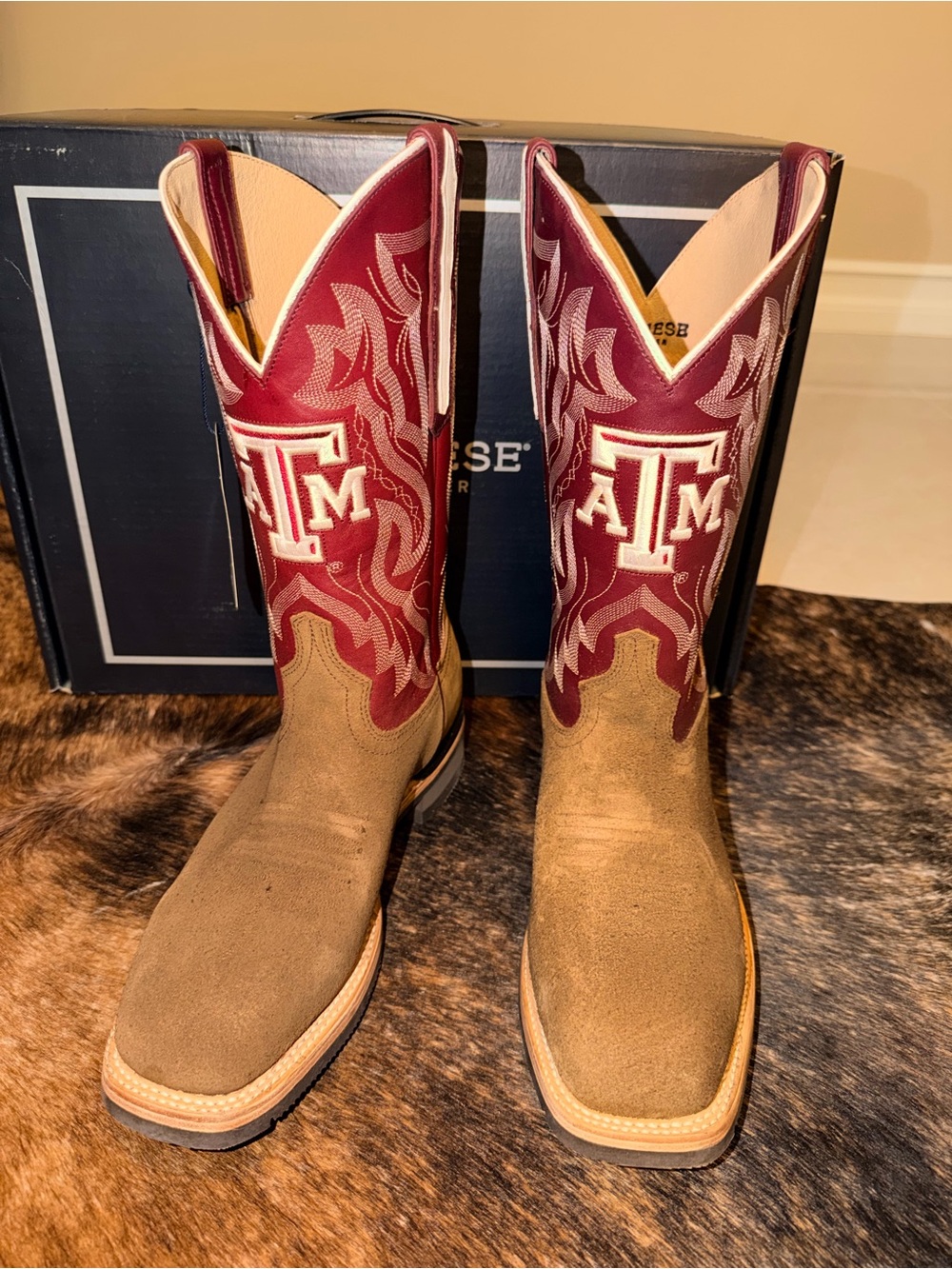 LUCCHESE MEN'S A&M HORSEMAN BARN BOOT
– Size 9D 🤠